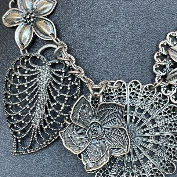 Premier Designs Layered Silver Tone Flower Leaves Botanical Statement Necklace - Picture 2 of 4